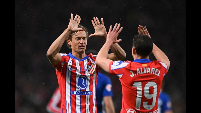Cầu thủ của Atletico Madrid và Arsenal đua nhau với tốc độ cao trên sân cỏ Cầu thủ của Atletico Madrid và Arsenal đua nhau với tốc độ cao trên sân cỏ