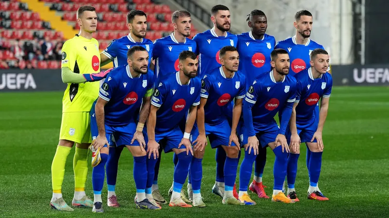 Cầu thủ Drita và Prishtina tranh chấp bóng trước khán đài Cầu thủ Drita và Prishtina tranh chấp bóng trước khán đài