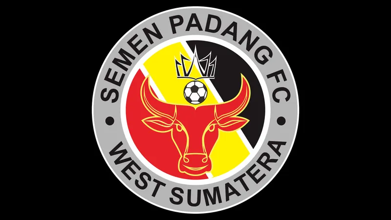Cầu thủ Semen Padang và Madura United tranh chấp bóng
