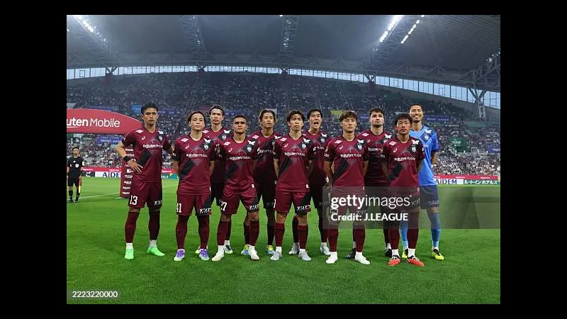 Cầu thủ Vissel Kobe nỗ lực giành bóng trước Cerezo Osaka